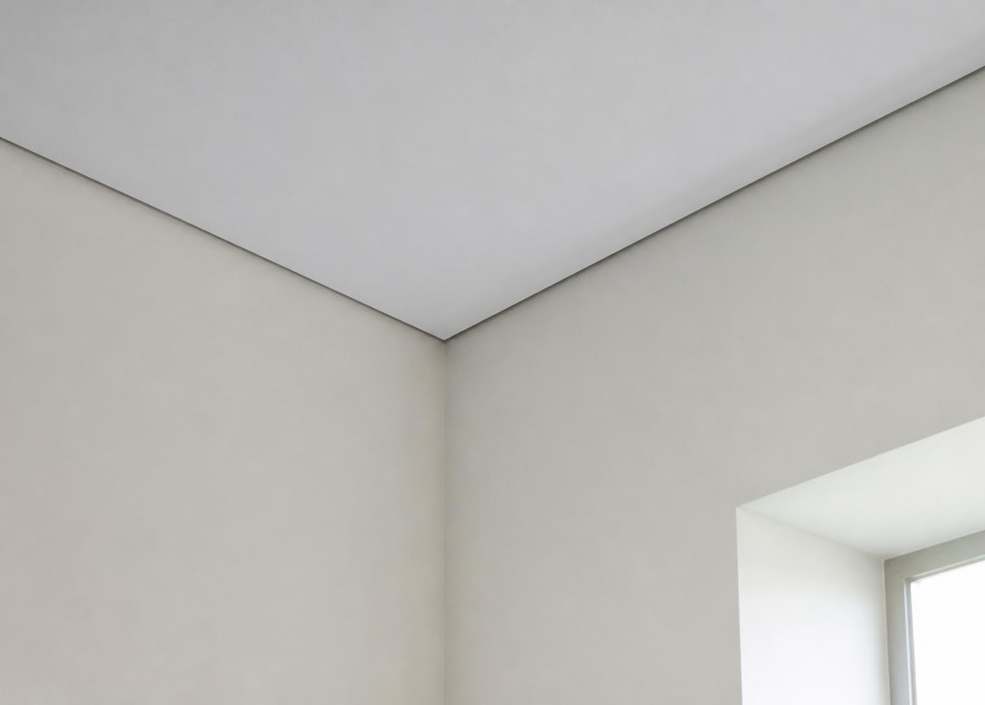 Perfect afgewerkte hoek tussen muur en plafond