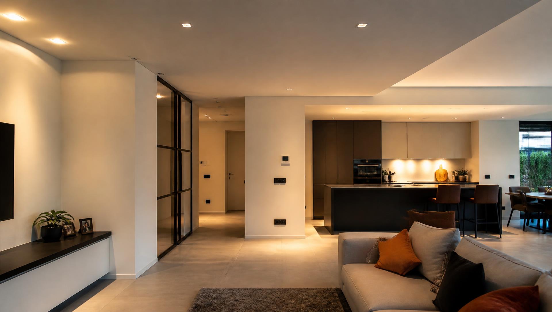Modern interieur met Gyproc wanden en verlaagd plafond