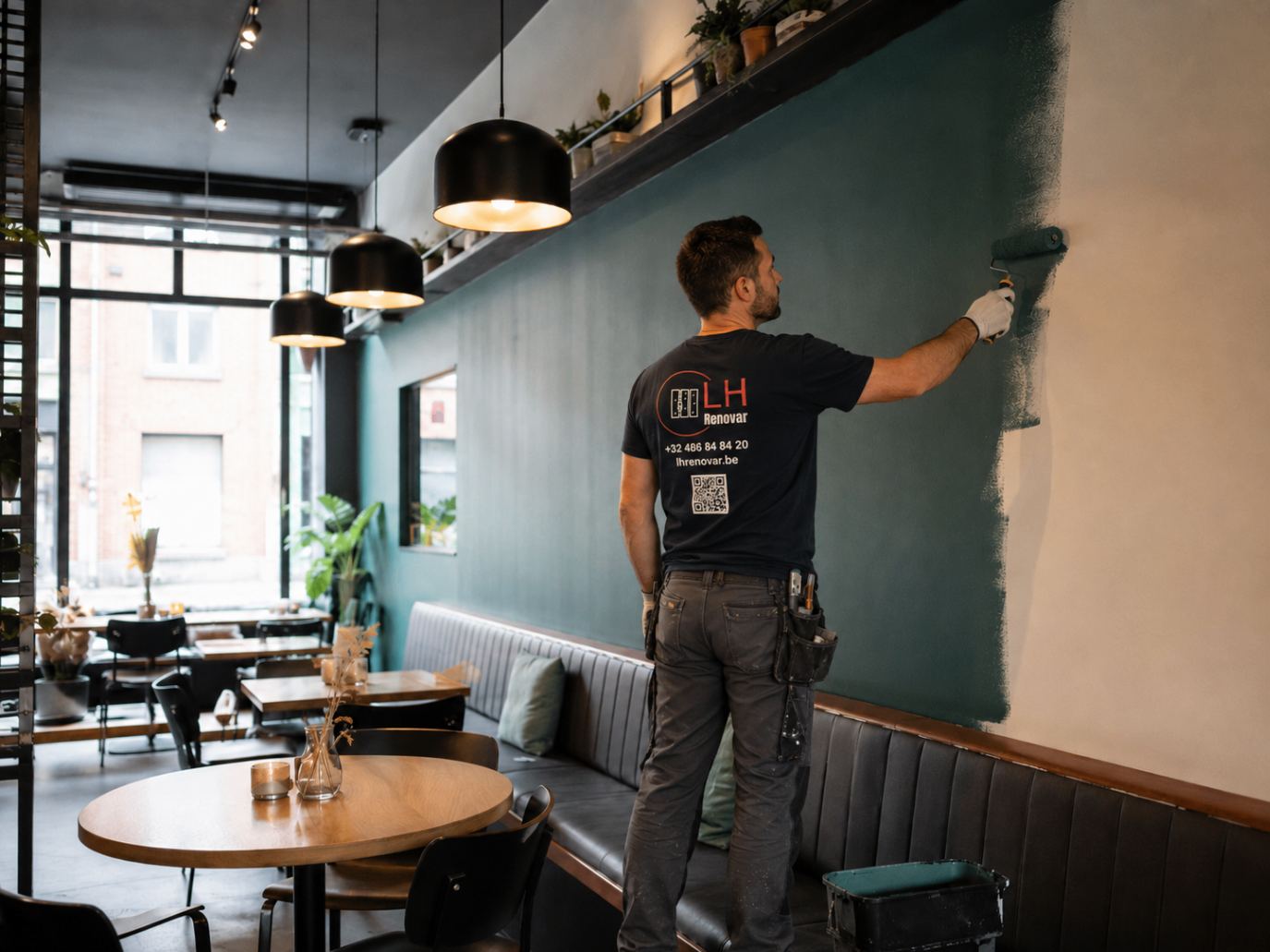 Professioneel schilder aan het werk